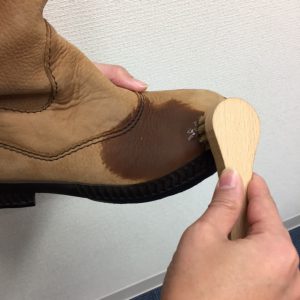 防水ブーツに靴クリームを塗る