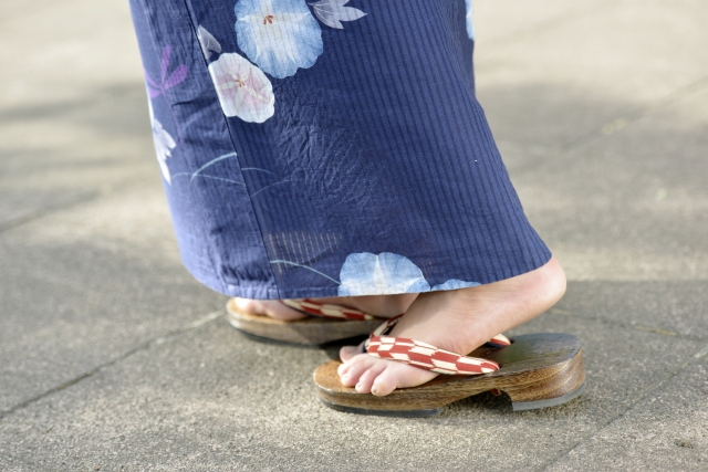 普通の下駄と浴衣